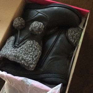 New, never worn cute girls boots.